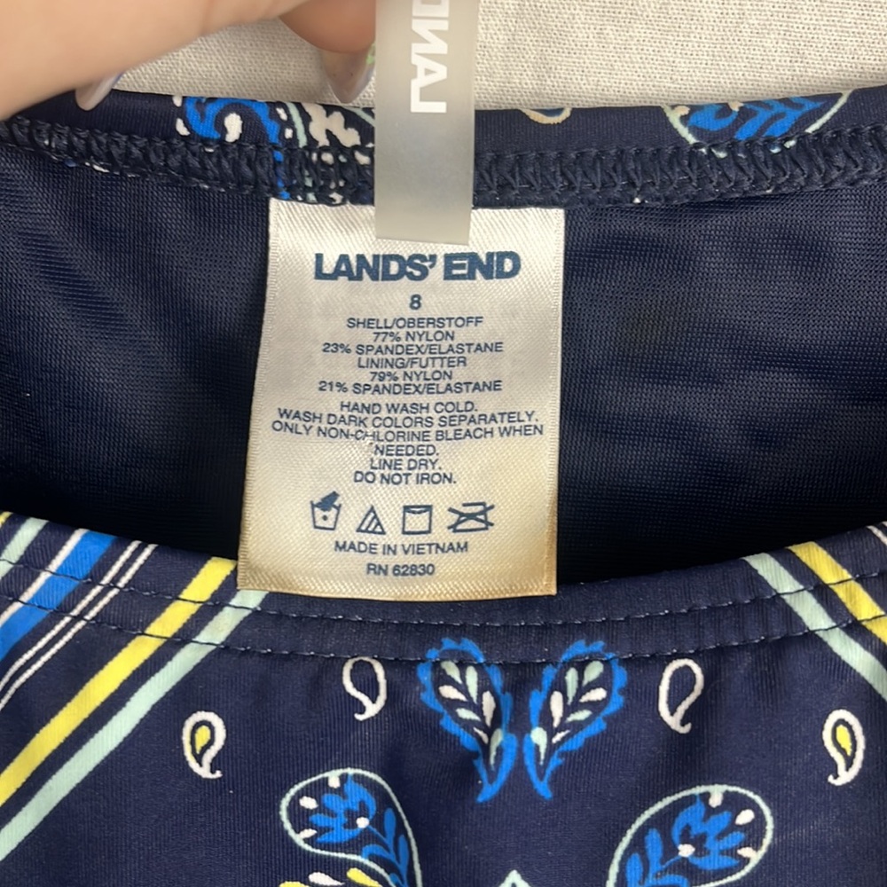 Lands end size 8, swim top, slight stain on tag - Picture 3 of 4